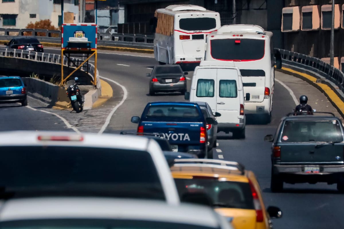 Vista de buses que transportan a diputados de la Asamblea Nacional este jueves en la autopista Francisco Fajardo en Caracas (Venezuela). Un nutrido grupo de diputados de la oposición en Venezuela partió en tres autobuses desde Caracas hacia el estado de Táchira, que hace frontera con la urbe colombiana de Cúcuta, donde se almacenan ayudas destinadas a paliar la severa crisis que sufre este país. EFE/ Miguel Gutiérrez