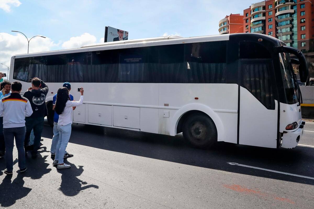 Vista de un bus que transporta a diputados de la Asamblea Nacional este jueves en la autopista Francisco Fajardo en Caracas (Venezuela). Un nutrido grupo de diputados de la oposición en Venezuela partió en tres autobuses desde Caracas hacia el estado de Táchira, que hace frontera con Cúcuta, donde se almacenan ayudas destinadas a paliar la severa crisis que sufre este país. EFE/ Miguel Gutiérrez