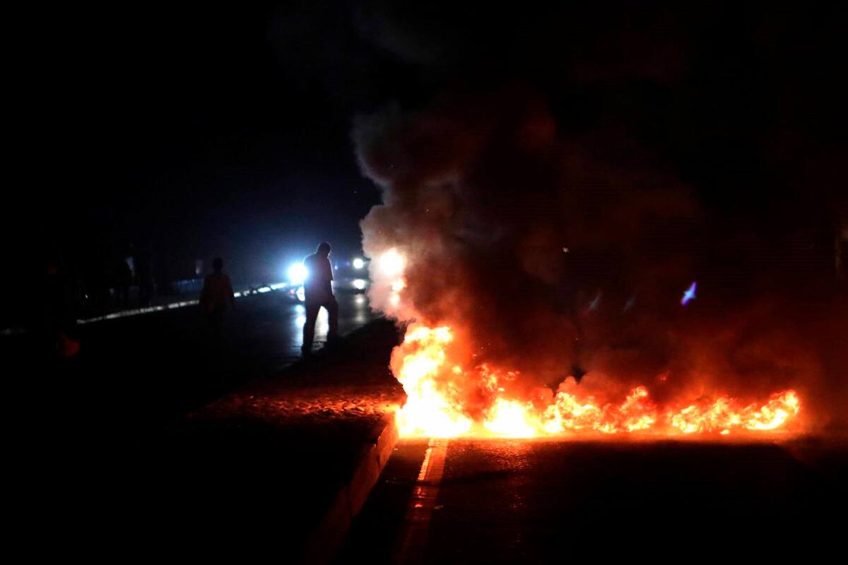 Foto del 7 de marzo de 2019, que muestra a transeúntes en una calle a oscuras por el apagón eléctrico en Caracas (Venezuela). Venezuela sufre un nuevo apagón de energía que afecta al menos 11 estados, así como al territorio político administrativo que comprende a Caracas, la capital del país y asiento de los poderes públicos. EFE/RAYNER PEÑA