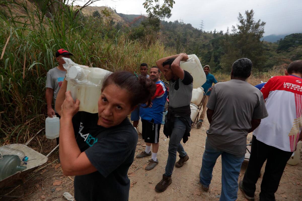 El apagón que sufre el país desde hace varios días no permite la llegada de agua potable a las casas de varias regiones. Además, los pocos alimentos se dañan debido a que no pueden ser refrigerados y la mayoría de venezolanos no se han podido comunicar con sus familias.