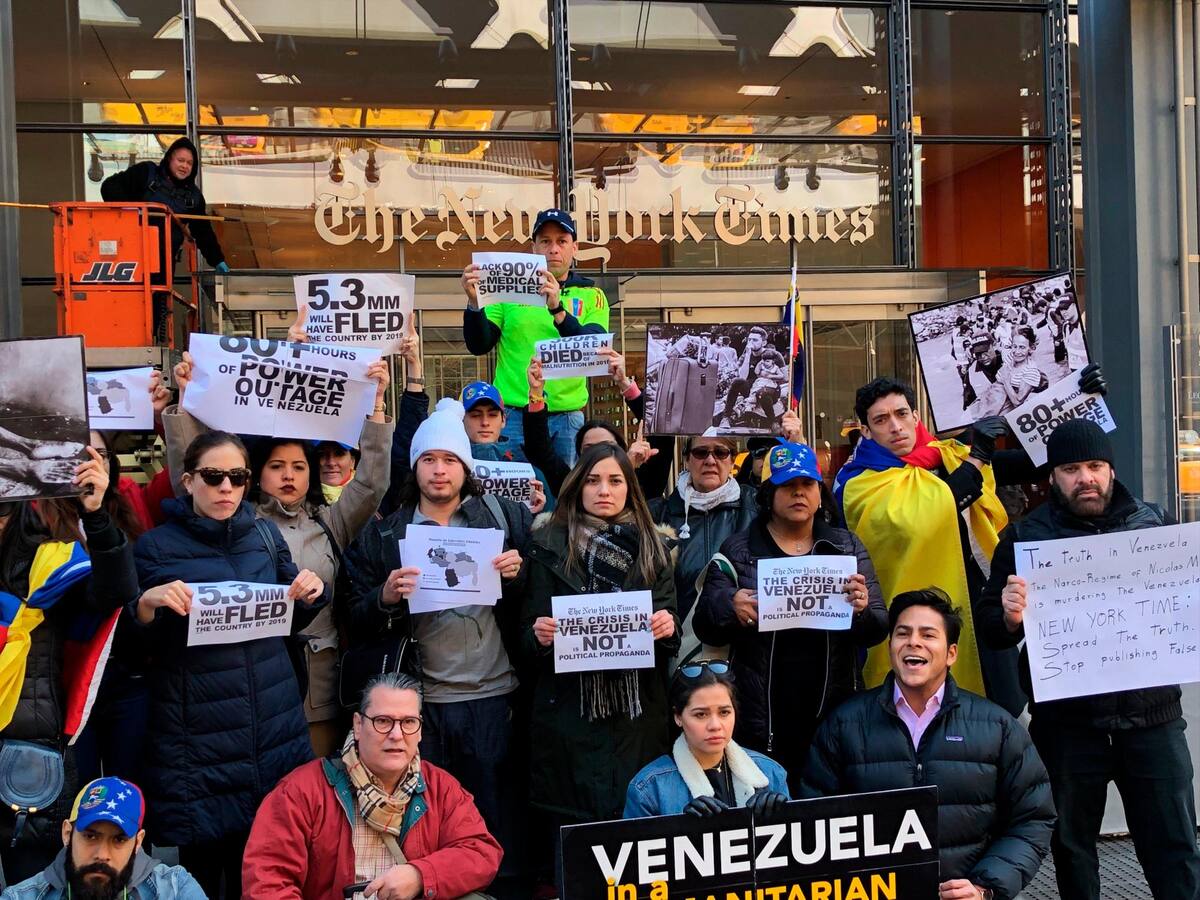Un grupo de venezolanos se congregó frente al edificio de The New York Times para acusarlo de falso y de difundir desinformación, tras la publicación de un reportaje en el que aseguraba que la quema de un contenedor con ayuda humanitaria fue accidental y de parte opositora.