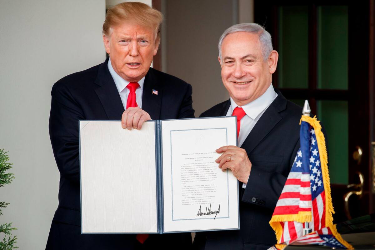 “Esto debería haberse hecho hace muchas décadas”, dijo Trump al rubricar la proclamación presidencial. (Foto: EFE /VANGUARDIA)