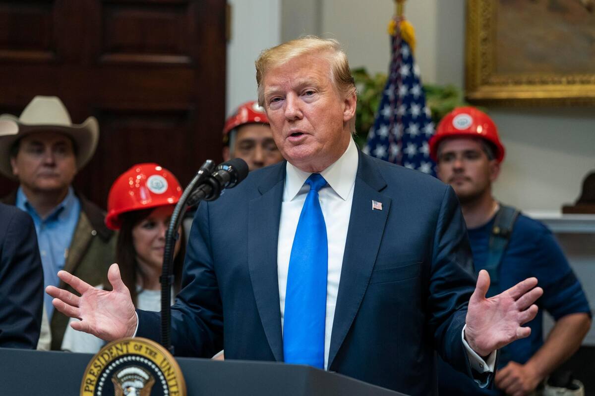 El video publicado por Trump repite varias veces el fragmento de Omar diciendo “alguna gente hizo algo”, intercalado entre imágenes de los aviones estrellándose contra las Torres Gemelas.