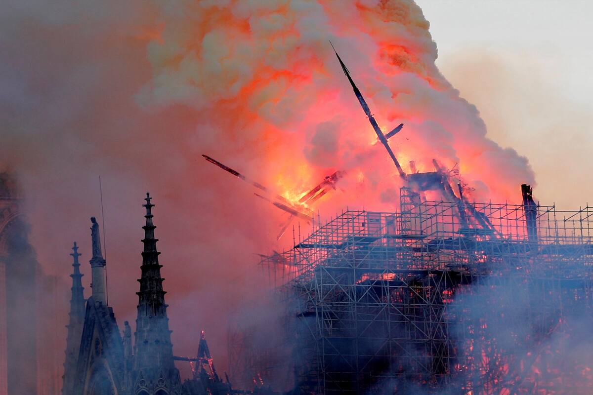 En un primer mensaje en su cuenta de Twitter, Macron manifestó la “emoción de toda una nación” por el incendio e indicó que pensaba en todos los católicos y todos los franceses. (Foto: EFE /VANGUARDIA)