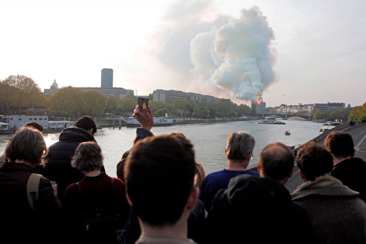 El presidente francés, Emmanuel Macron, acudió a los alrededores de Notre Dame de París para seguir el trabajo de los bomberos. (Foto: EFE /VANGUARDIA)