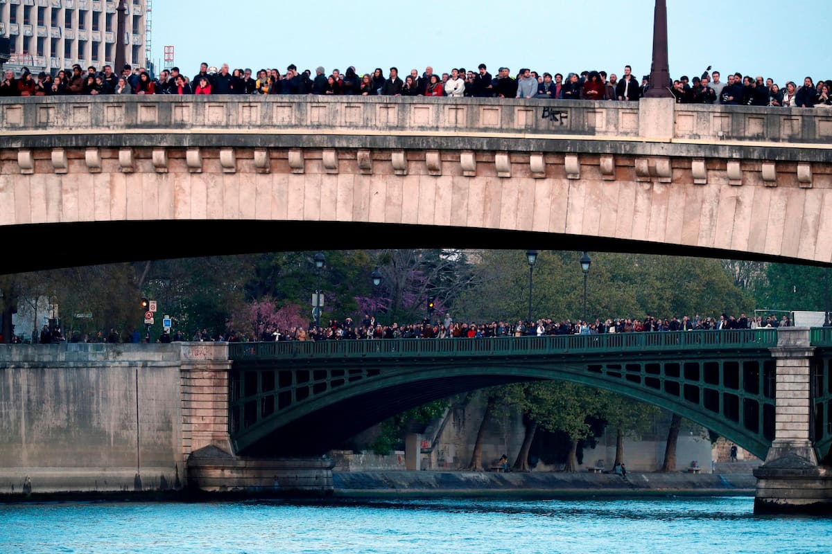 El presidente francés, Emmanuel Macron, acudió a los alrededores de Notre Dame de París para seguir el trabajo de los bomberos. (Foto: EFE /VANGUARDIA)