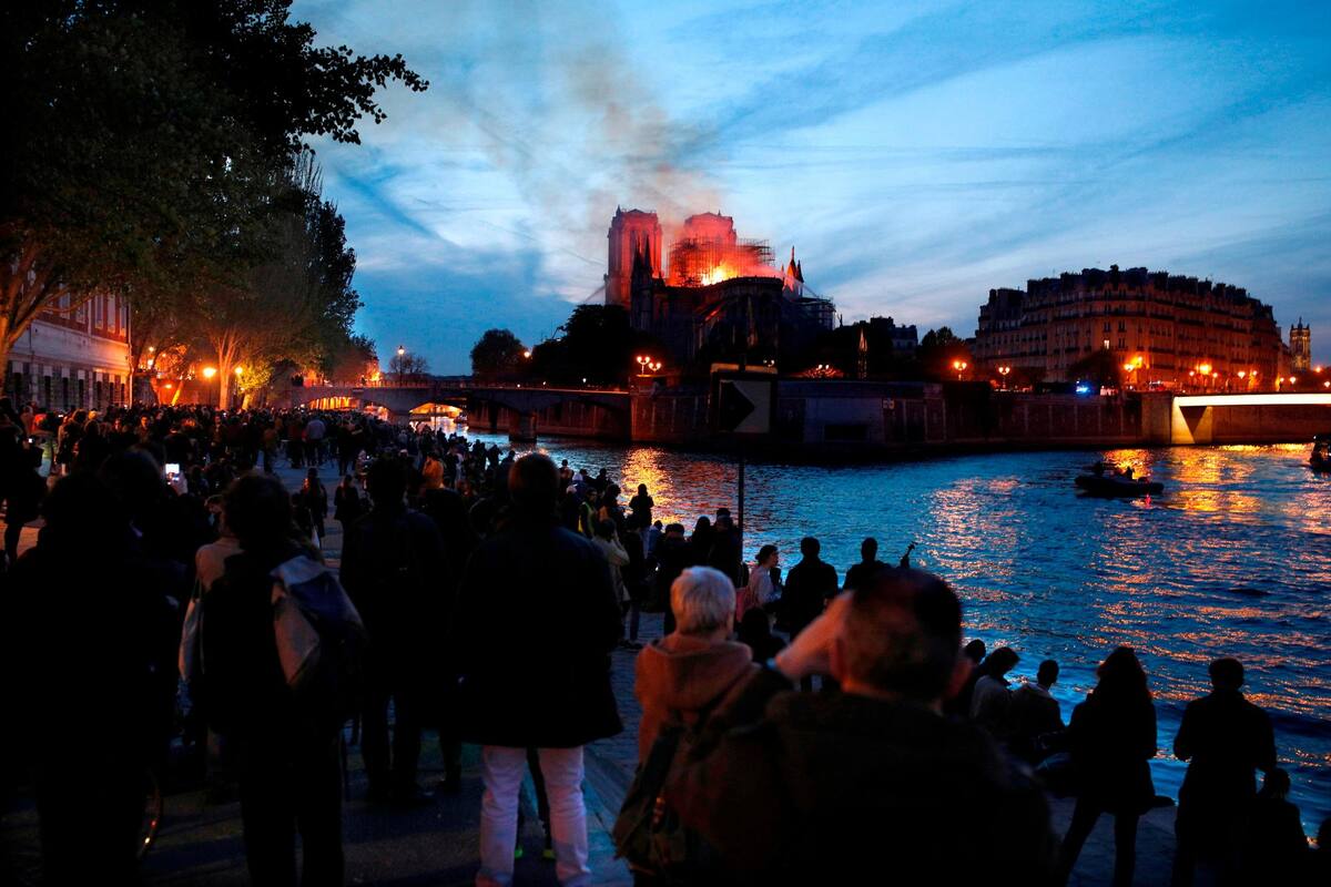 Según las autoridades y los bomberos, la salvación del monumento “no está asegurada”. (Foto: EFE /VANGUARDIA)