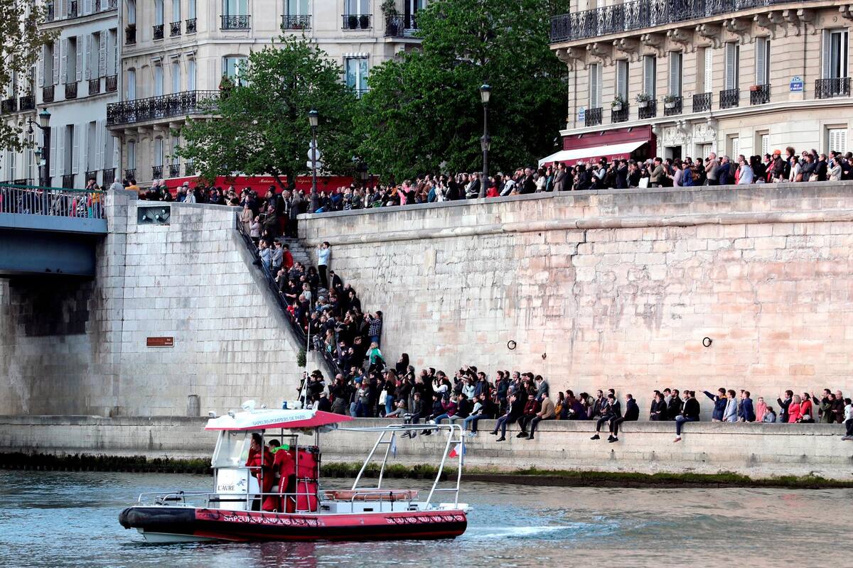 El presidente francés, Emmanuel Macron, acudió a los alrededores de Notre Dame de París para seguir el trabajo de los bomberos. (Foto: EFE /VANGUARDIA)