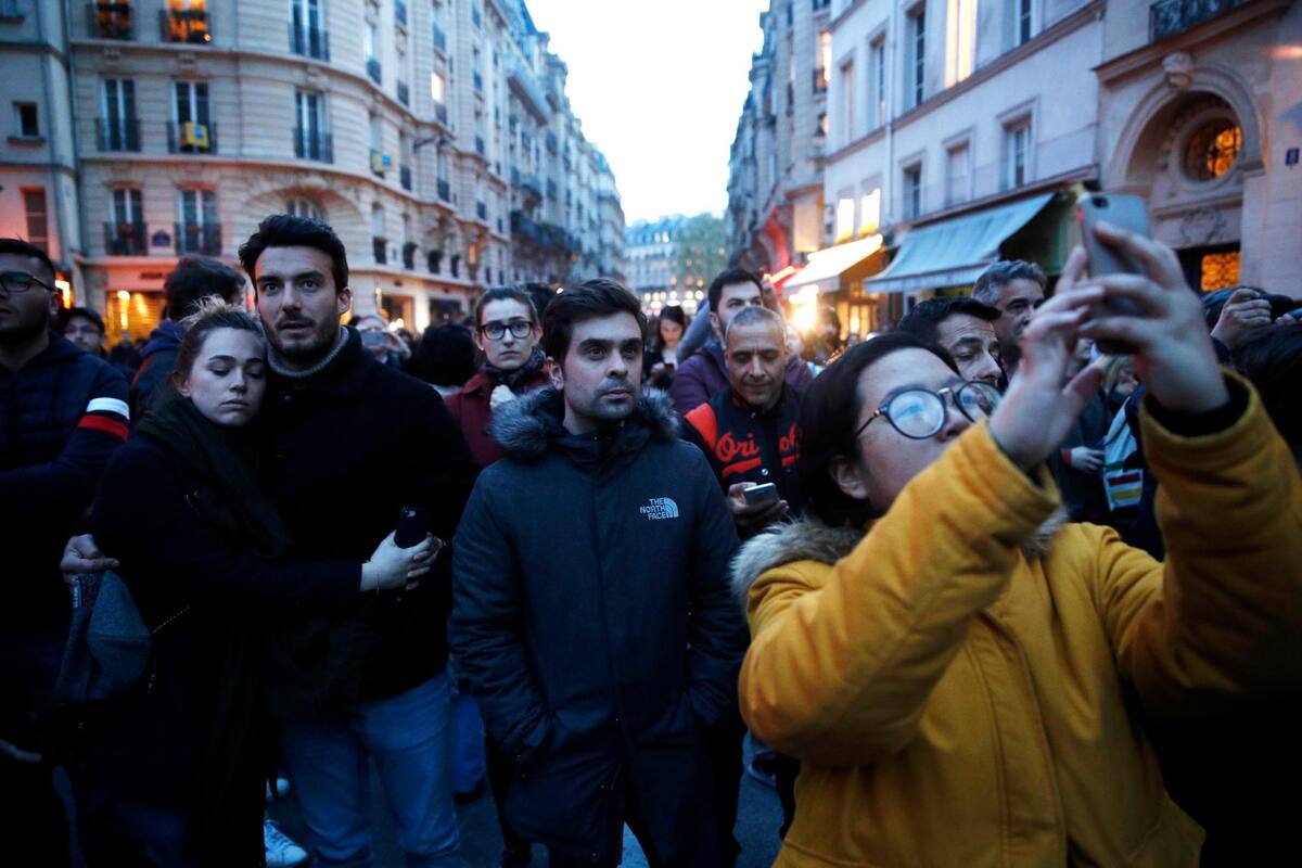 El presidente francés, Emmanuel Macron, acudió a los alrededores de Notre Dame de París para seguir el trabajo de los bomberos. (Foto: EFE /VANGUARDIA)