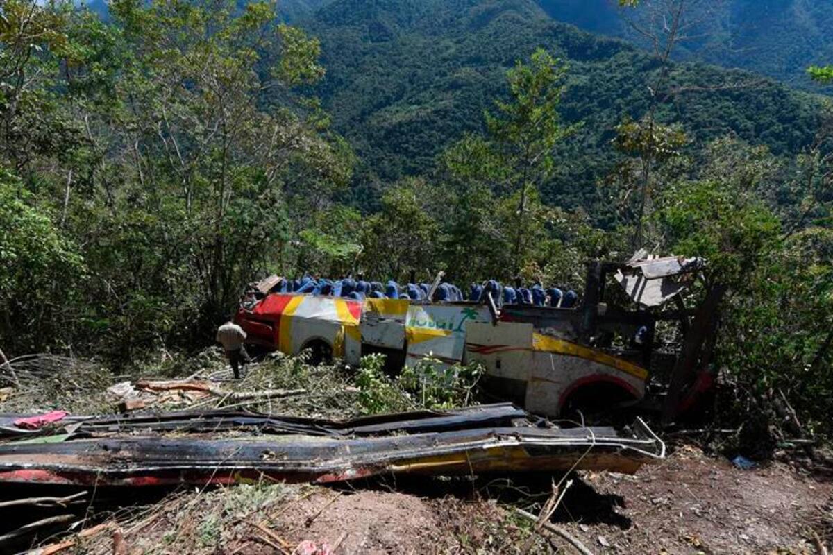 Tragedia en Bolivia: 25 muertos al caer un autobús por un barranco