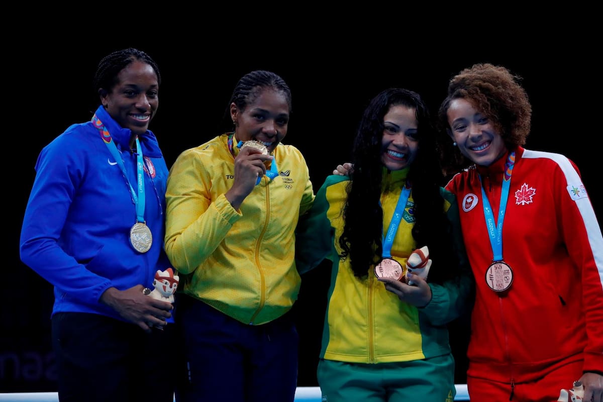 Jessica Caicedo de Colombia posa con la medalla de oro acompañada por Nahomi Graham de Estados Unidos, plata, Amanda Thibeault de Canadá, bronce, y Flavia Figuereido de Brasil, bronce, este viernes en boxeo medio femenino en los Juegos Panamericanos 2019, en Lima (Perú). Foto: EFE/VANGUARDIA