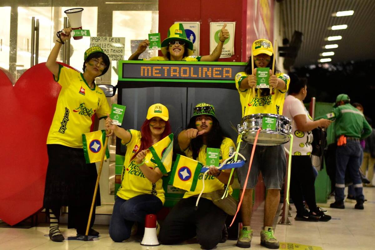 La denominada familia de Los Búcaros invita a los usuarios del servicio de transporte masivo a ser responsables y a adoptar buenos comportamientos en la calle. (Foto suministrada / VANGUARDIA)
