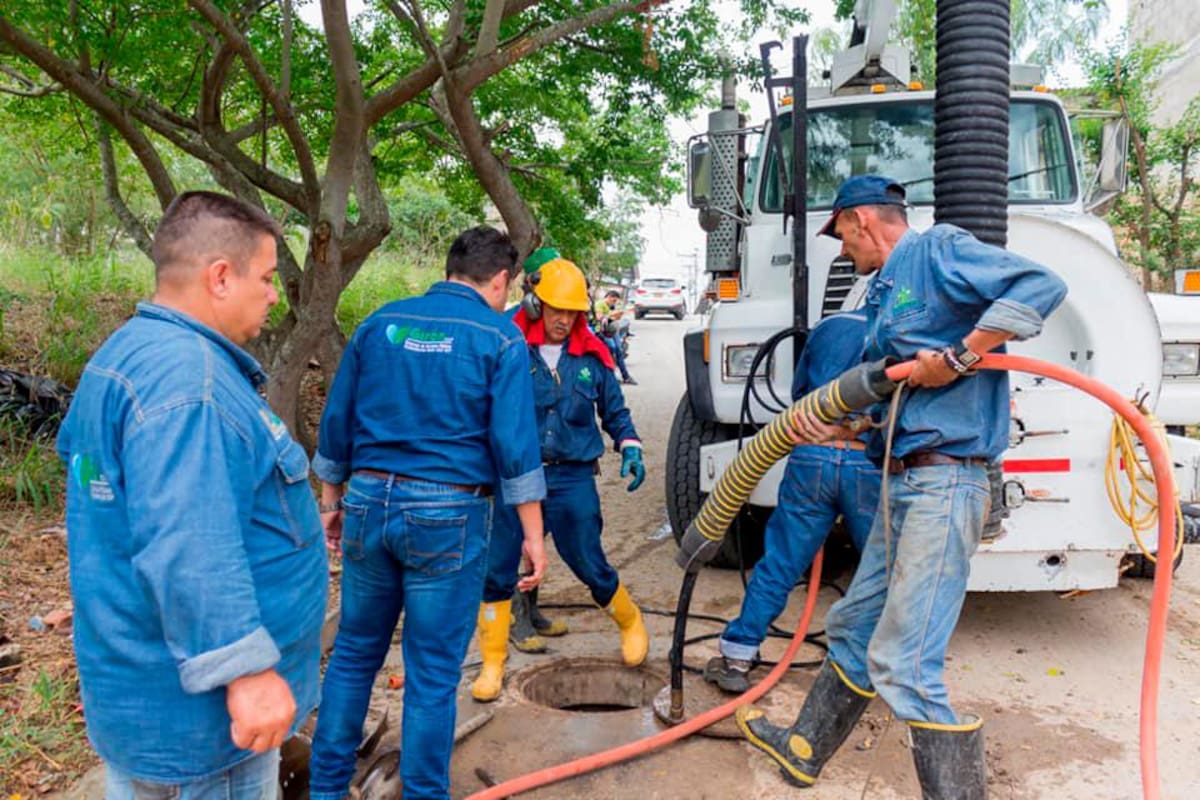 Girón SAS ESP en unión con la Secretaría de Infraestructura y la Empas llevaron a cabo, hace pocos días, el proceso de limpieza en los pozos de inspección de alcantarillado en Nuevo Girón. (Foto: Suministrada / VANGUARDIA)