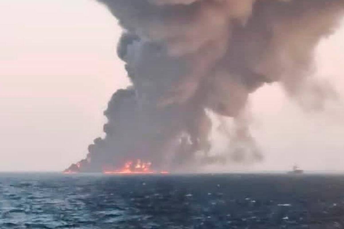Un buque de la Armada iraní se hundió debido a un gran incendio a bordo que no pudo ser controlado frente al puerto de Jask, en el golfo de Omán. EFE / VANGUARDIA