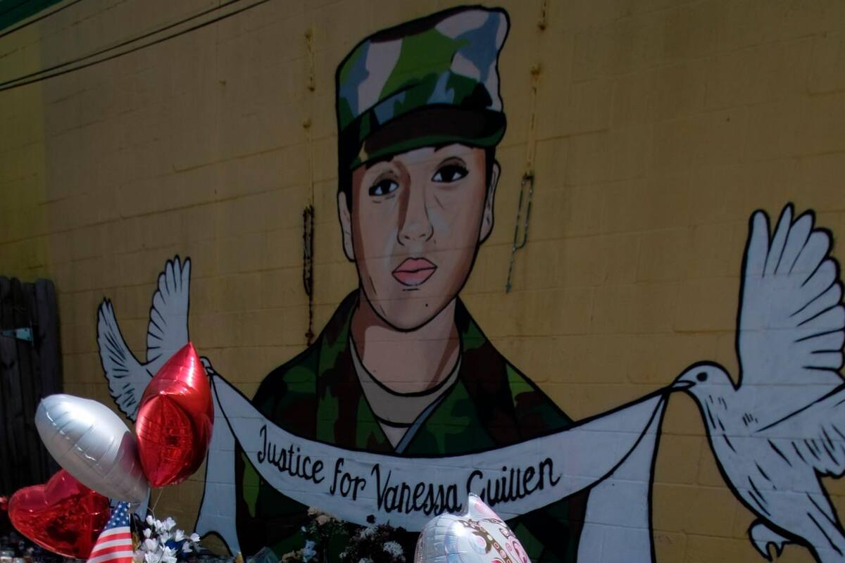 Un altar improvisado en honor a la joven soldado Vanessa Guillén fue instalado en el sur de Houston, Texas. (Foto: EFE / VANGUARDIA).
