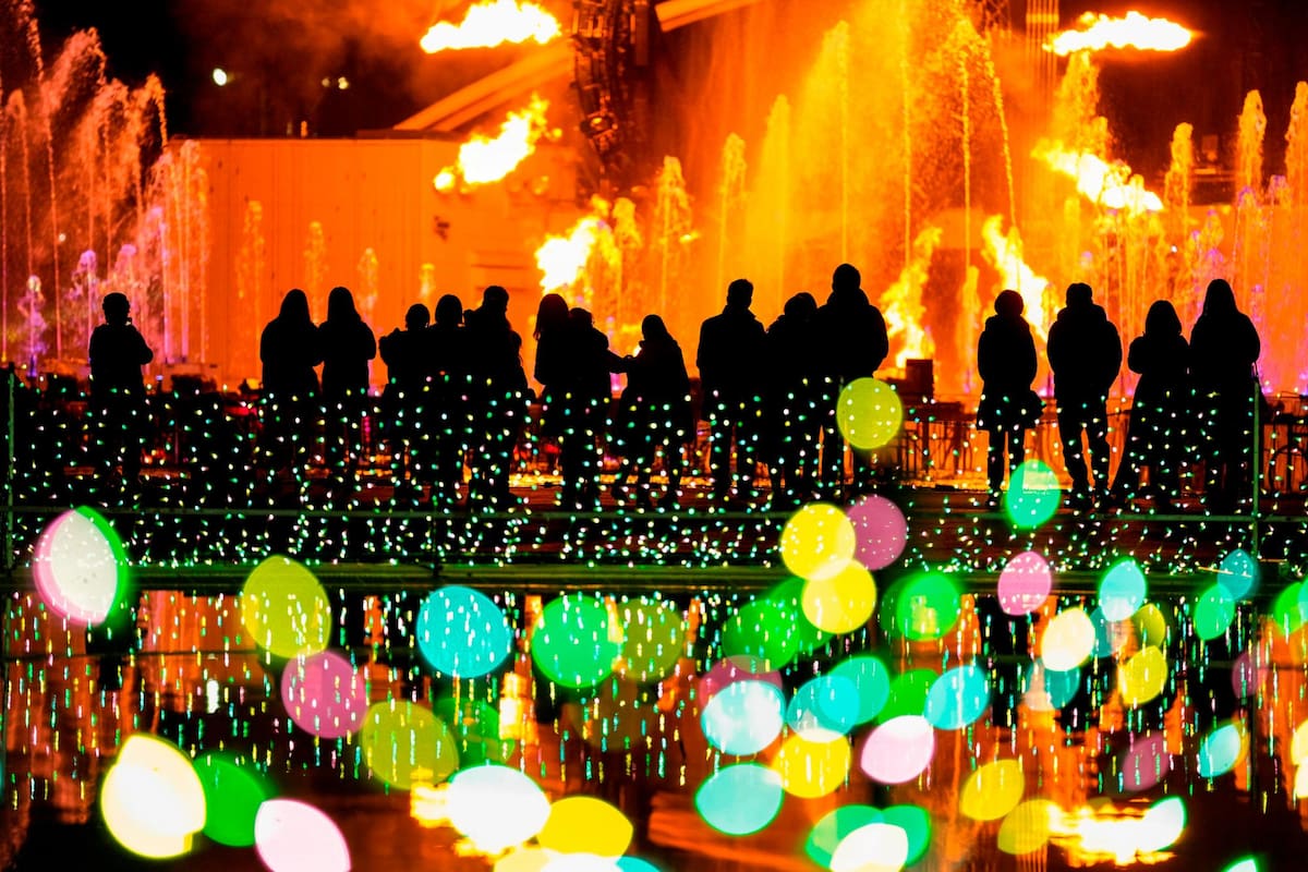 Varias personas observan un espectáculo de luces, a cargo del diseñador Motoko Ishii, hoy en el parque de atracciones Yomiuri Land de Tokio. EFE / VANGUARDIA