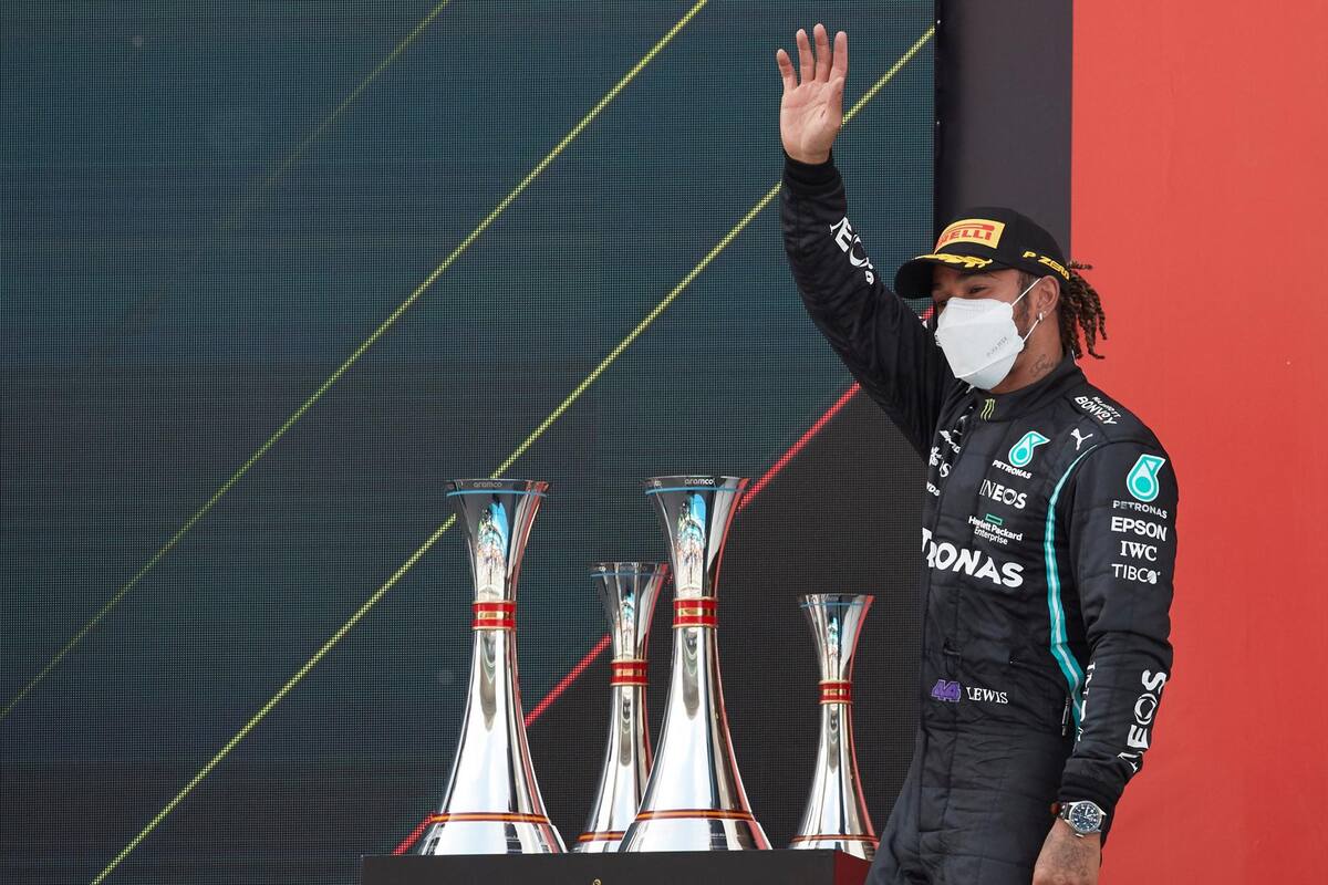 El piloto británico de Mercedes Lewis Hamilton en el podio tras vencer en el Gran Premio de España de Formula Uno que se ha disputado este domingo en del Circuito de Barcelona-Cataluña. EFE / VANGUARDIA