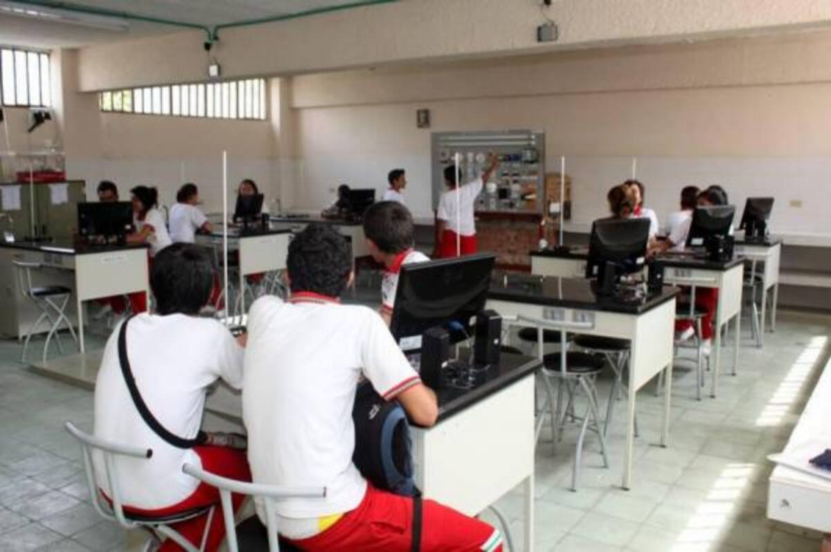 Según Luis Alfonso Montero Luna, secretario de educación municipal, antes de la utilización del laboratorio, los docentes del Colegio Maiporé serán capacitados por la empresa encargada de la instalación y adecuación del laboratorio.(Foto: Nelson Díaz/VANGUARDIA LIBERAL)