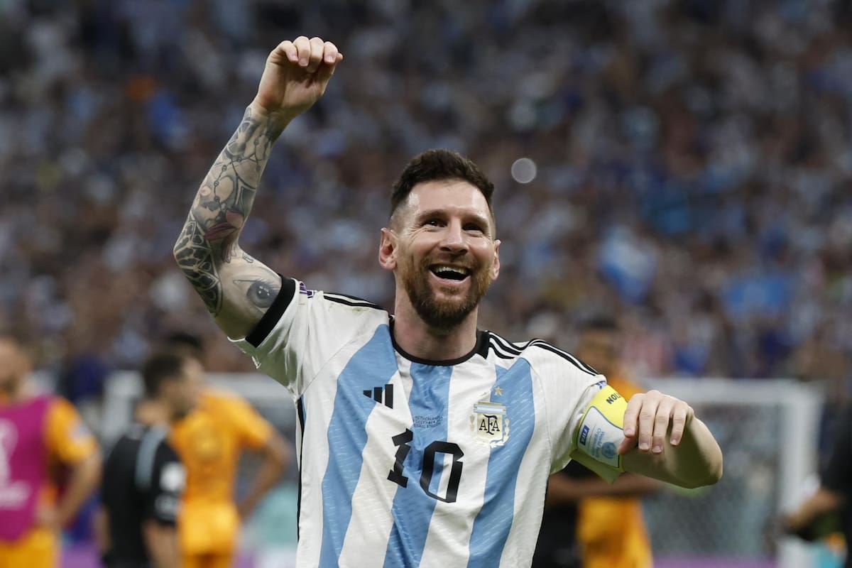 Batistuta felicita a Messi tras igualar su récord. EFE / VANGUARDIA