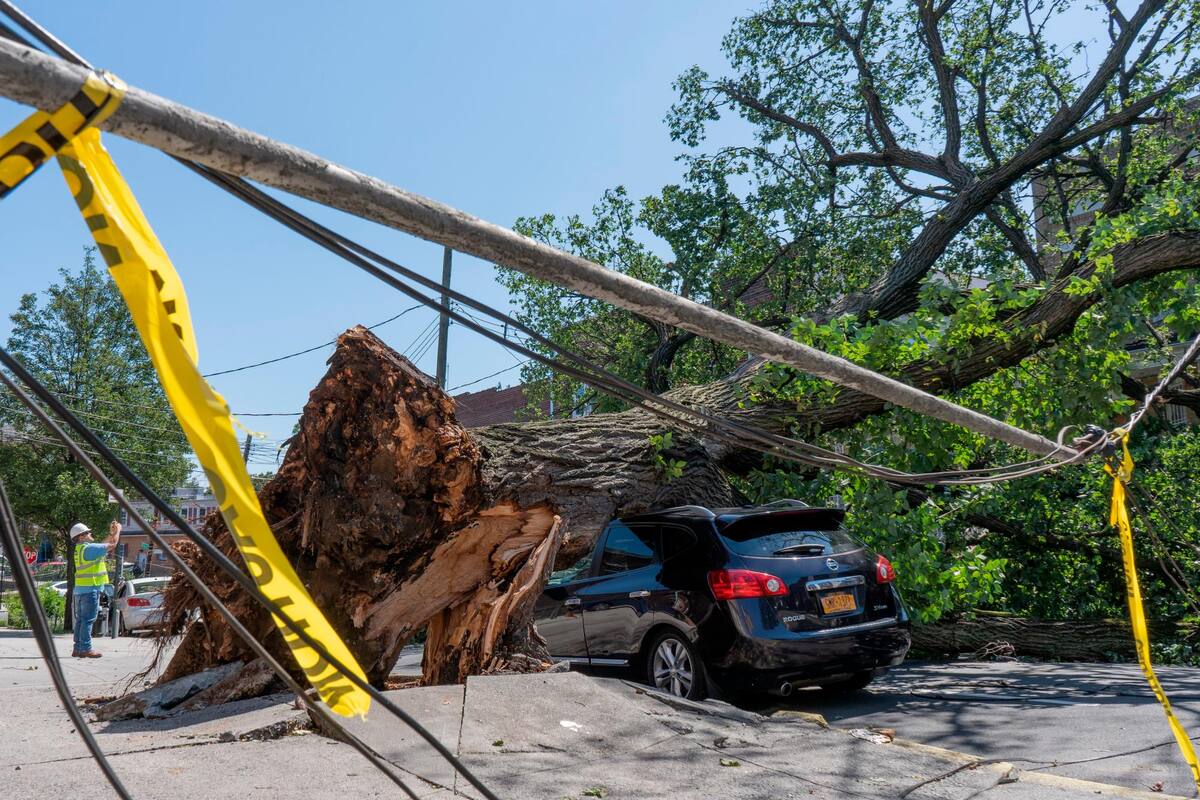 La fuerza de las lluvias desbordó una vez más a Nueva York y su región, con carreteras inundadas, vehículos destruidos y trenes gravemente afectados, que aún hoy continuaban operando con numerosos problemas. EFE / VANGUARDIA