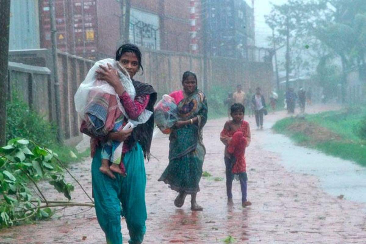Se calcula que al menos 221 personas han muerto por inundaciones y deslaves en el sur de Asia. En Bangladesh (foto), India y Nepal, más de un millón de personas han quedado aisladas y miles debieron refugiarse en zonas altos. (Foto: EFE / VANGUARDIA)