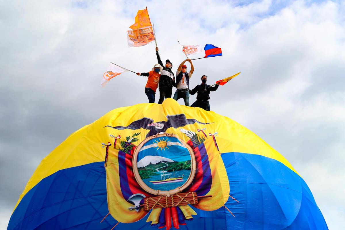 Simpatizantes del candidato a la Presidencia de Ecuador, Andrés Arauz, participaban el pasado jueves, en el cierre de campaña de los comicios de mañana en el país andino. (Foto: EFE / VANGUARDIA)