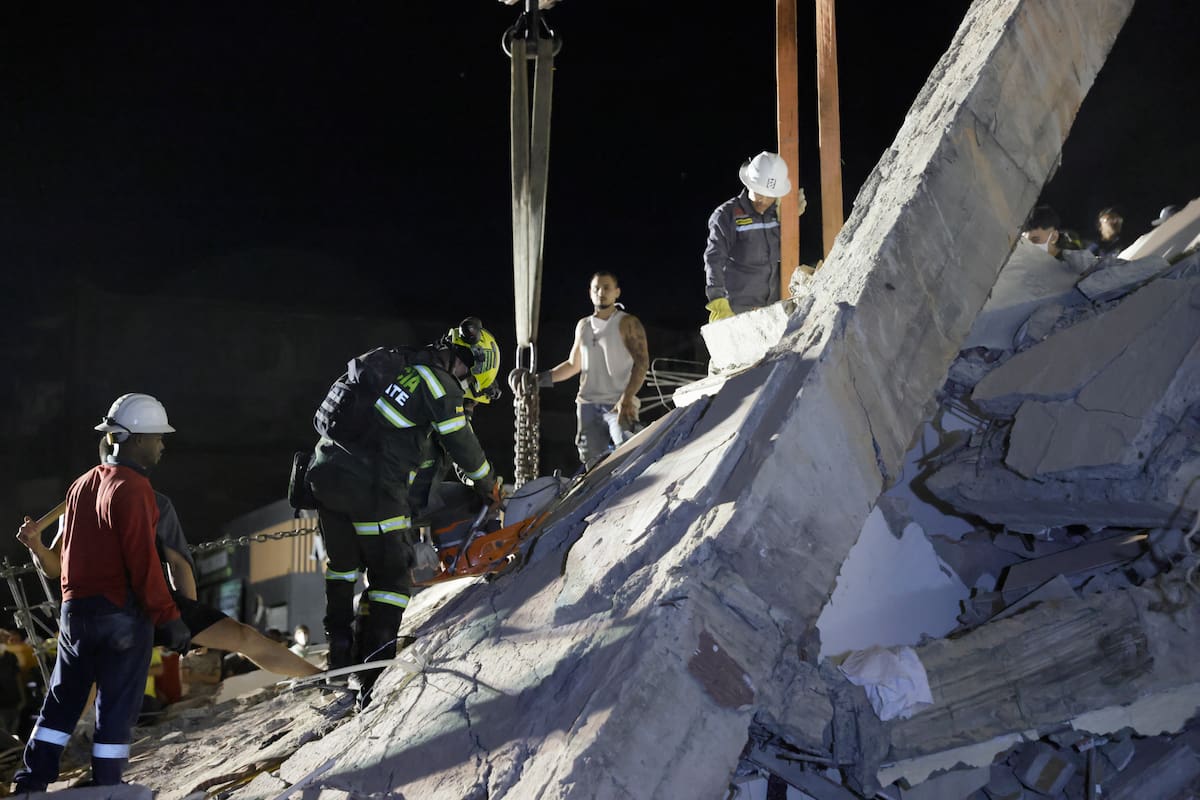 Pereira (Colombia), 11/08/2026.- Members of the Search and Rescue Police work at a building that collapsed during the 7.4-magnitude earthquake, in Pereira, Colombia, 10 August 2026. Colombian President Abelardo de la Espriella stated that the San Jose de Palmar earthquake, which shook most of the country, has killed at least 132 people and left 572 injured. (Terremoto/sismo) EFE/EPA/CARLOS ORTEGA