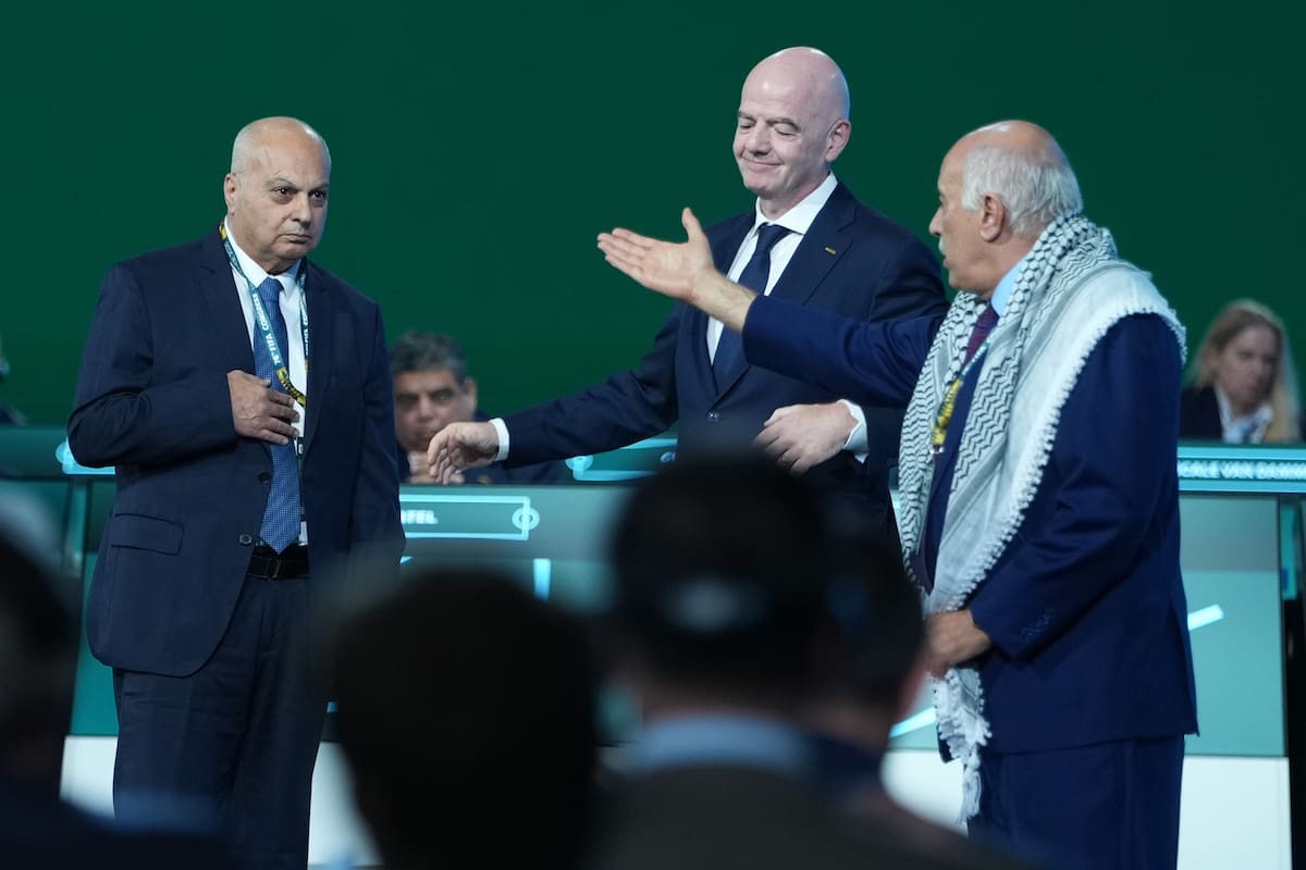 Jibril Rajoub (d), presidente de la Asociación Palestina de Fútbol, hace un gesto mientras el presidente de la FIFA, Gianni Infantino (C), y Moshe 'Shino' Zuares (I), presidente de la Asociación de Fútbol de Israel, observan durante el 76º Congreso de la FIFA 2026. //Foto, EFE: BOB FRID