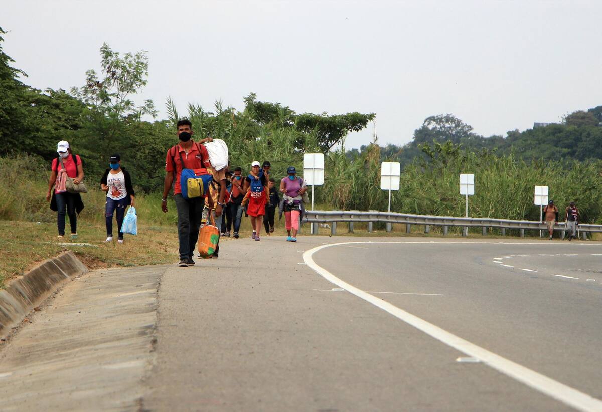 Ciudadanos venezolanos caminan el 16 de febrero de 2021, por una autopista cercana a Cúcuta
