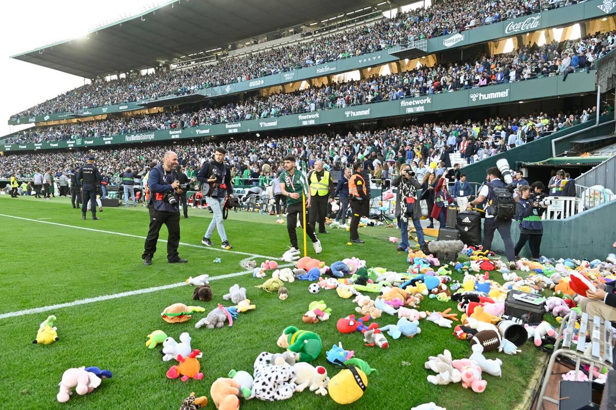 Los aficionados del Betis lanzaron peluches al césped del estadio Benito Villamarín. Foto: EFE.