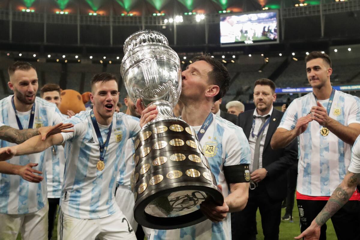 Lionel Messi con el trofeo de la Copa América. // EFE
