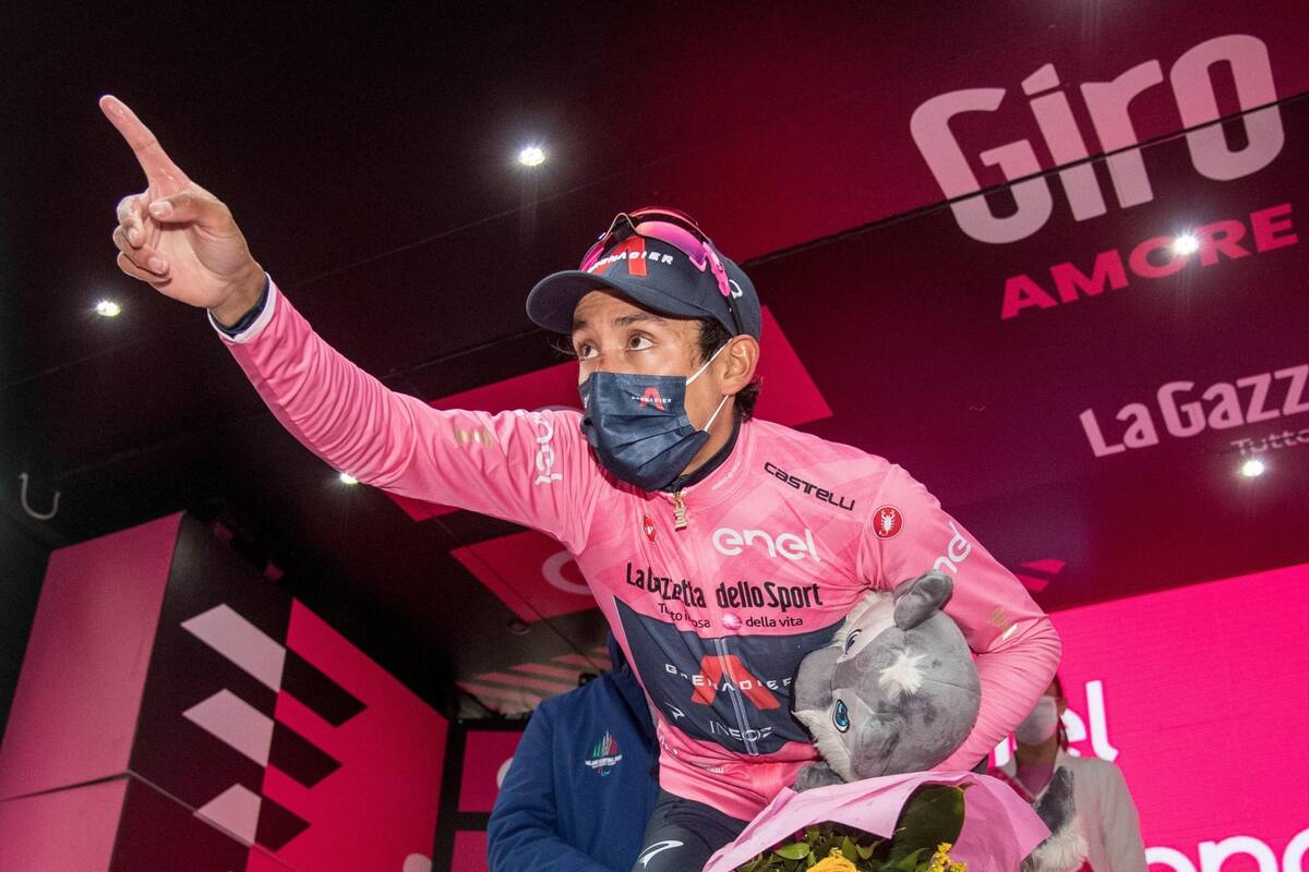 Egan Bernal llegó segundo en la etapa 20 del Giro de Italia y sigue siendo el líder de la general. EFE/LUCA ZENNARO LUCA ZENNARO / EFE