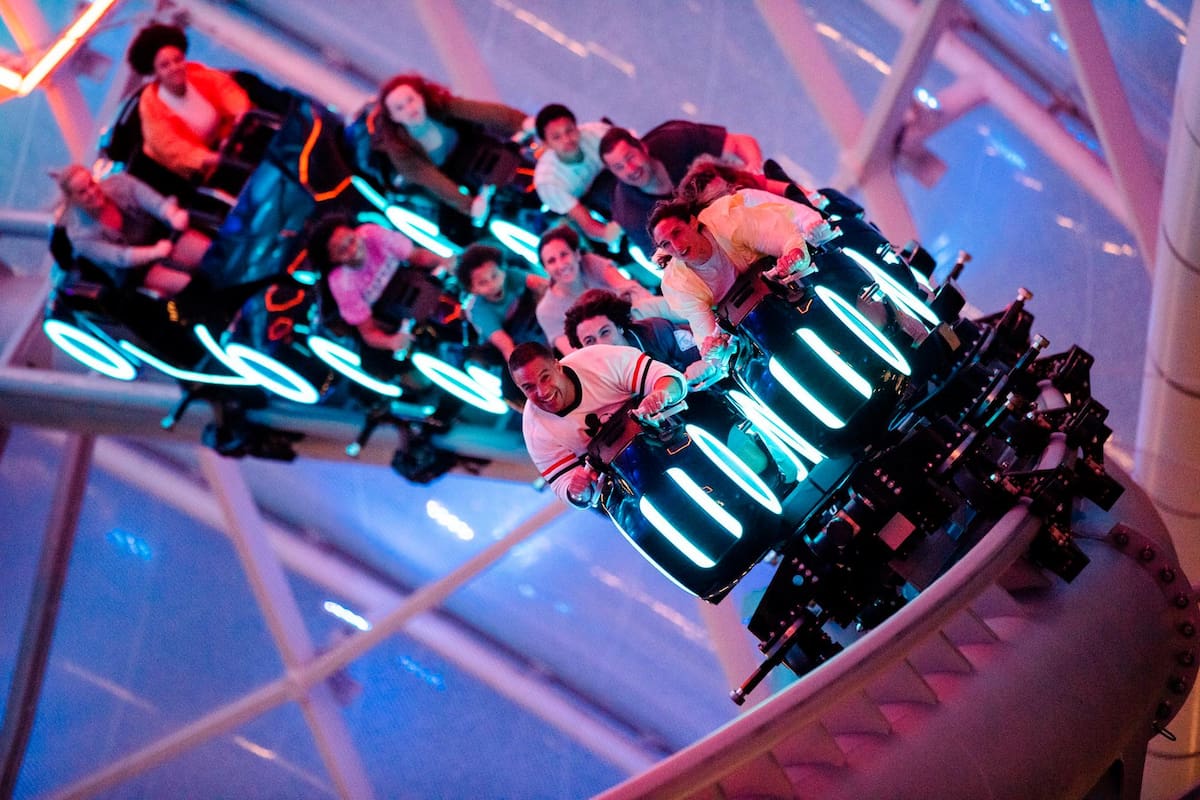 Fotografía cedida por Disney donde se aprecia a unas personas montados en su nueva atracción de montaña rusa bautizada Tron Lightcycle/Run Ubicada en Tomorrowland, en el parque Magic Kingdom en Orlando, Florida. EFE / VANGUARDIA
