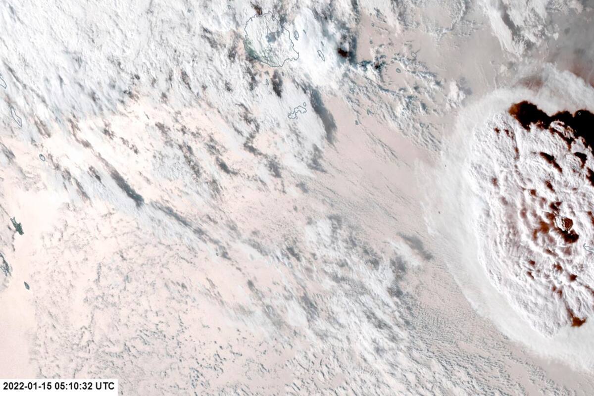 Desde el espacio se han observado espectaculares de la nube de cenizas del volcán submarino, nunca antes vistas de una erupción. EFE / VANGUARDIA