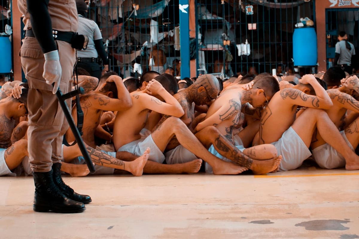 Fotografía cedida por El Gobierno de El Salvador que muestra pandilleros de la Mara Salvatrucha y Barrio 18 durante una requisa hoy, en el Centro Penal de Quezaltepeque. EFE / VANGUARDIA