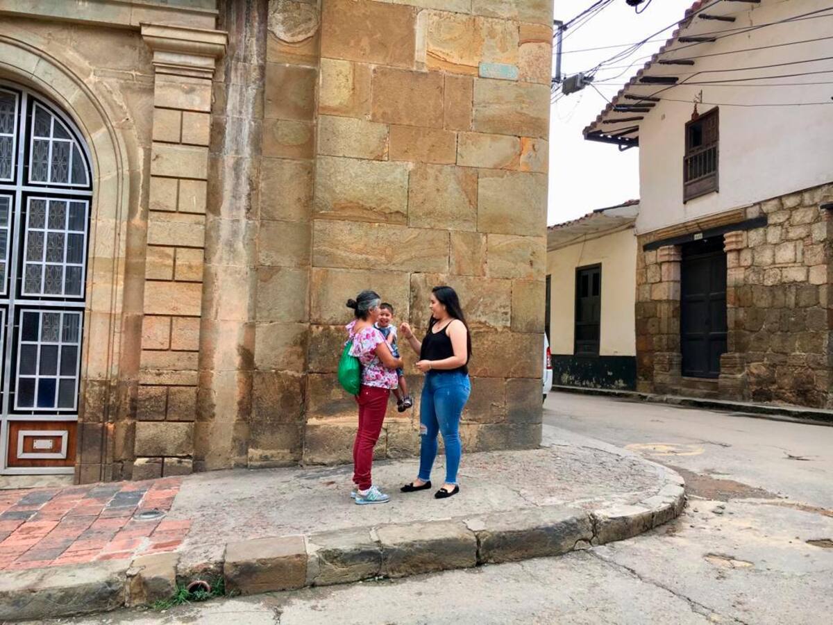 Dilan vive pendiente de las cámaras y se emociona cuando le dicen “foto”. Sabe a dónde tiene que mirar, empuña sus manos, estira sus brazos en señal de felicidad y queda capturado en la imagen.