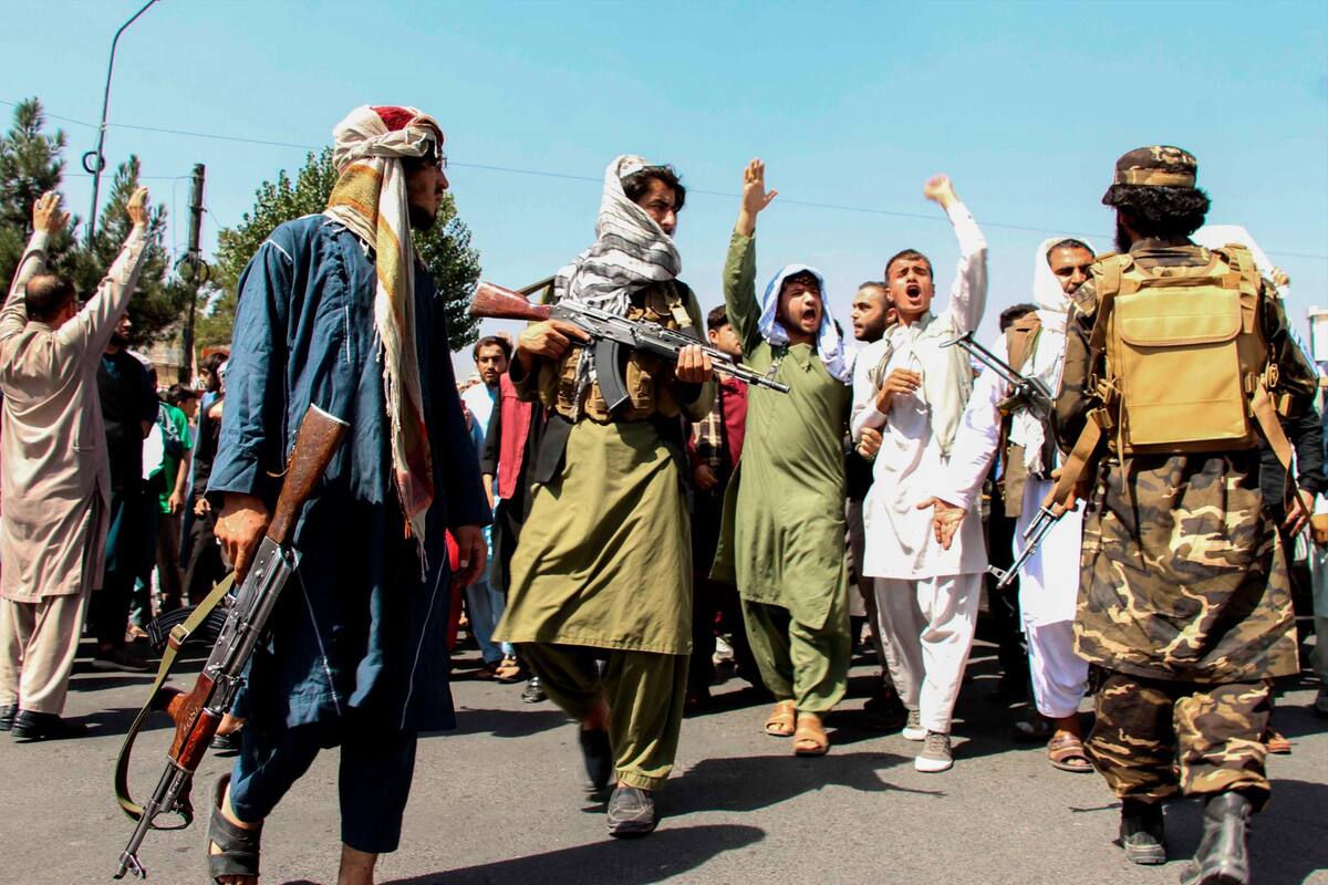 Fuerzas talibanes montan guardia mientras decenas de afganos sostienen pancartas gritando consignas contra Pakistán durante una protesta en Kabul. EFE / VAGUARDIA