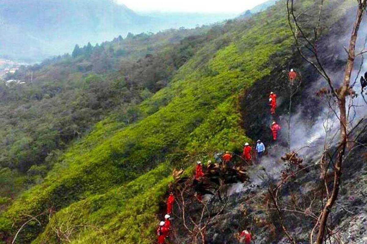 En el cerro El Tigre, de Contratación, fueron consumidas 8 hectáreas de bosque, debido a un incendio forestal. (Foto: Suminisrtada/VANGUARDIA LIBERAL)