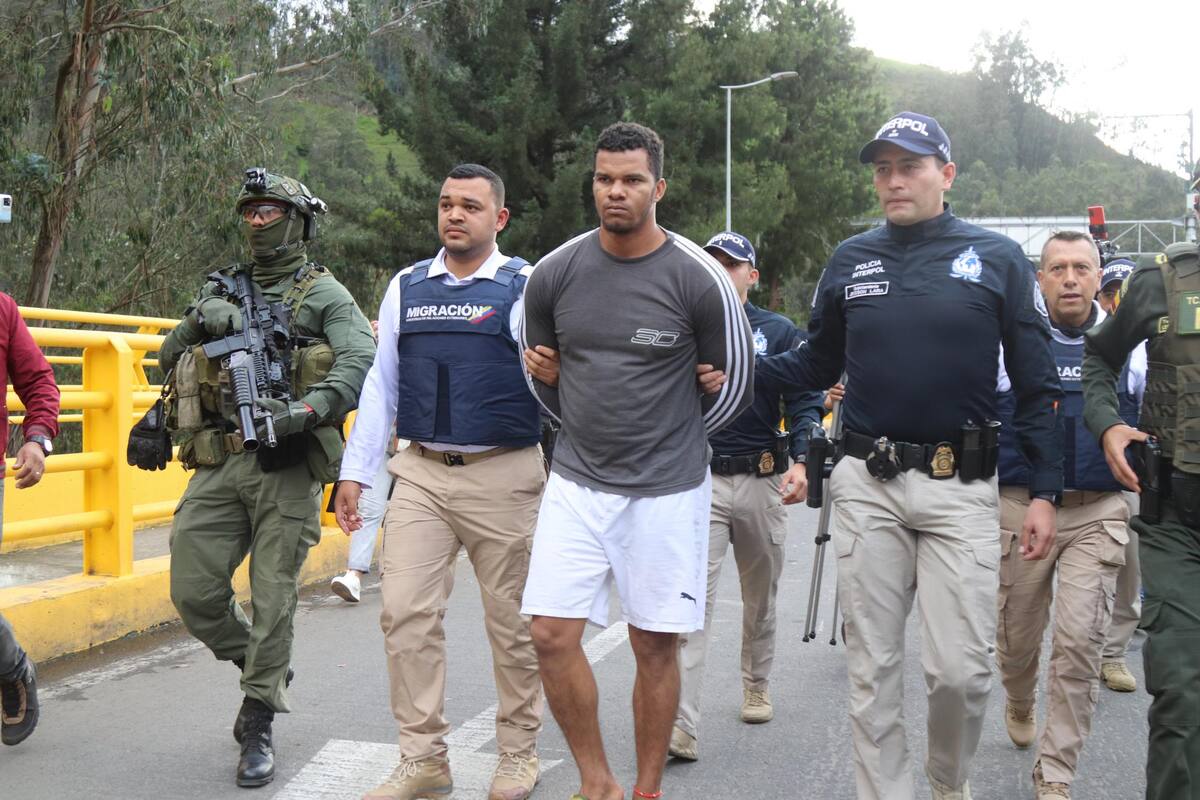 La Policía Nacional de Ecuador entregó a Carlos Arturo Landázuri por estar presuntamente al mando del Frente Oliver Sinisterra, una de las disidencias de las Fuerzas Armadas Revolucionarias de Colombia (FARC). Policía Nacional de Ecuador / EFE / VANGUARDIA