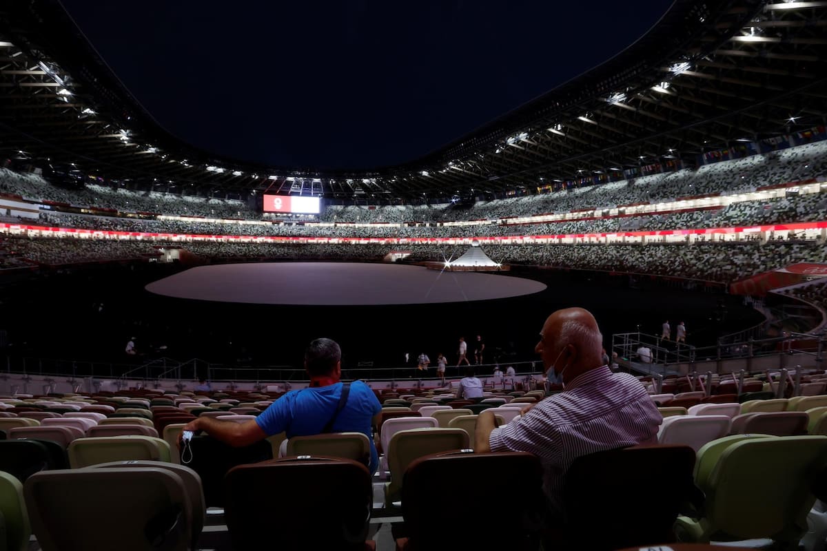 Vista del escaso público durante la ceremonia inaugural de los Juegos Olímpicos de Tokio en el Estadio Olímpico este viernes en la capital japonesa. EFE/Enric Fontcuberta