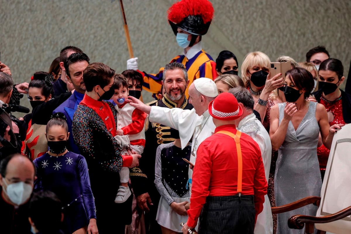 El Papa admitió que “tener un hijo siempre es un riesgo, ya sea natural o adoptado. Pero más arriesgado es no tenerlo”. EFE / VANGUARDIA