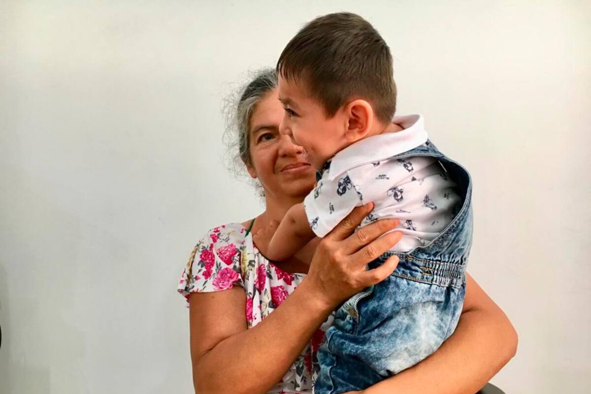 Haciendo largas filas, pidiendo limosna o con lo que le regalan personas particulares o parroquias, Yamile Macías Flórez siempre logra reunir para comprar la comida de su nieto Dilan Santiago Gómez Delgado.
