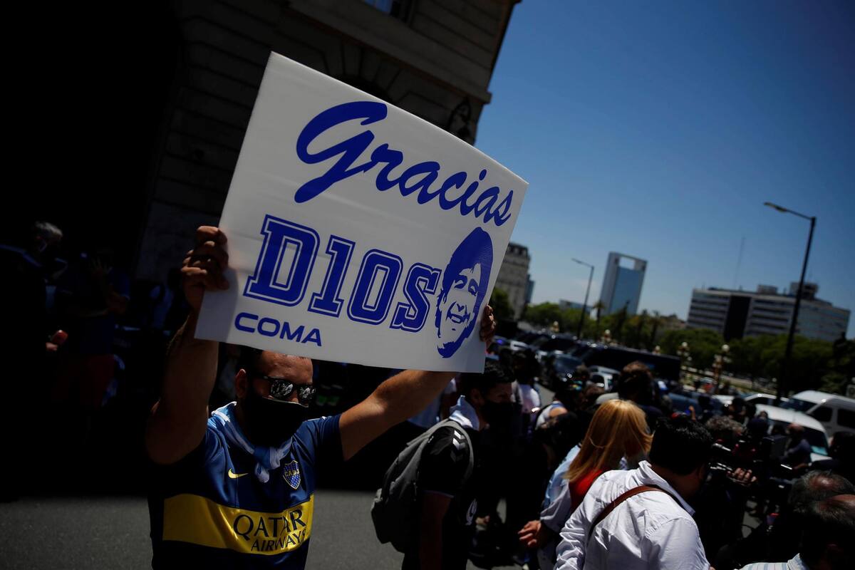 En fotos: Miles de personas en Buenos Aires dan su último adiós a Diego Armando Maradona