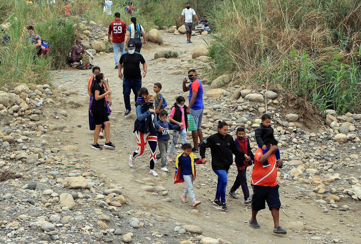 Ciudadanos venezolanos ingresan a Colombia a través de pasos irregulares