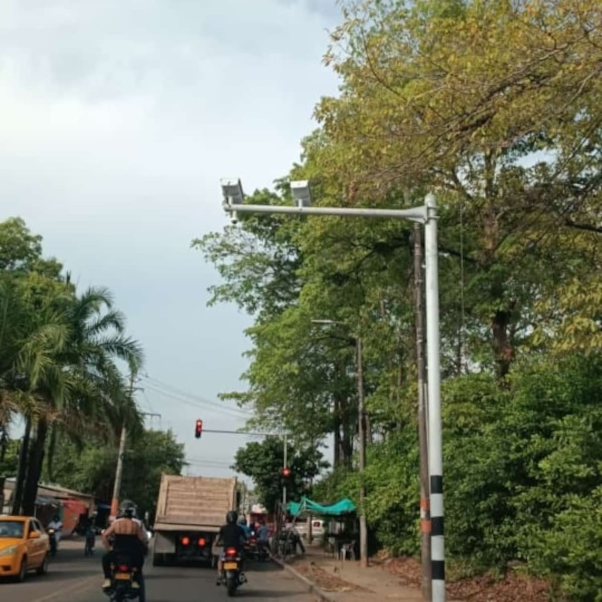 La instalación de postes y equipos para el sistema de fotomultas de Barrancabermeja avanza en un 80 %, según la Inspección de Tránsito y Transporte, ITTB.