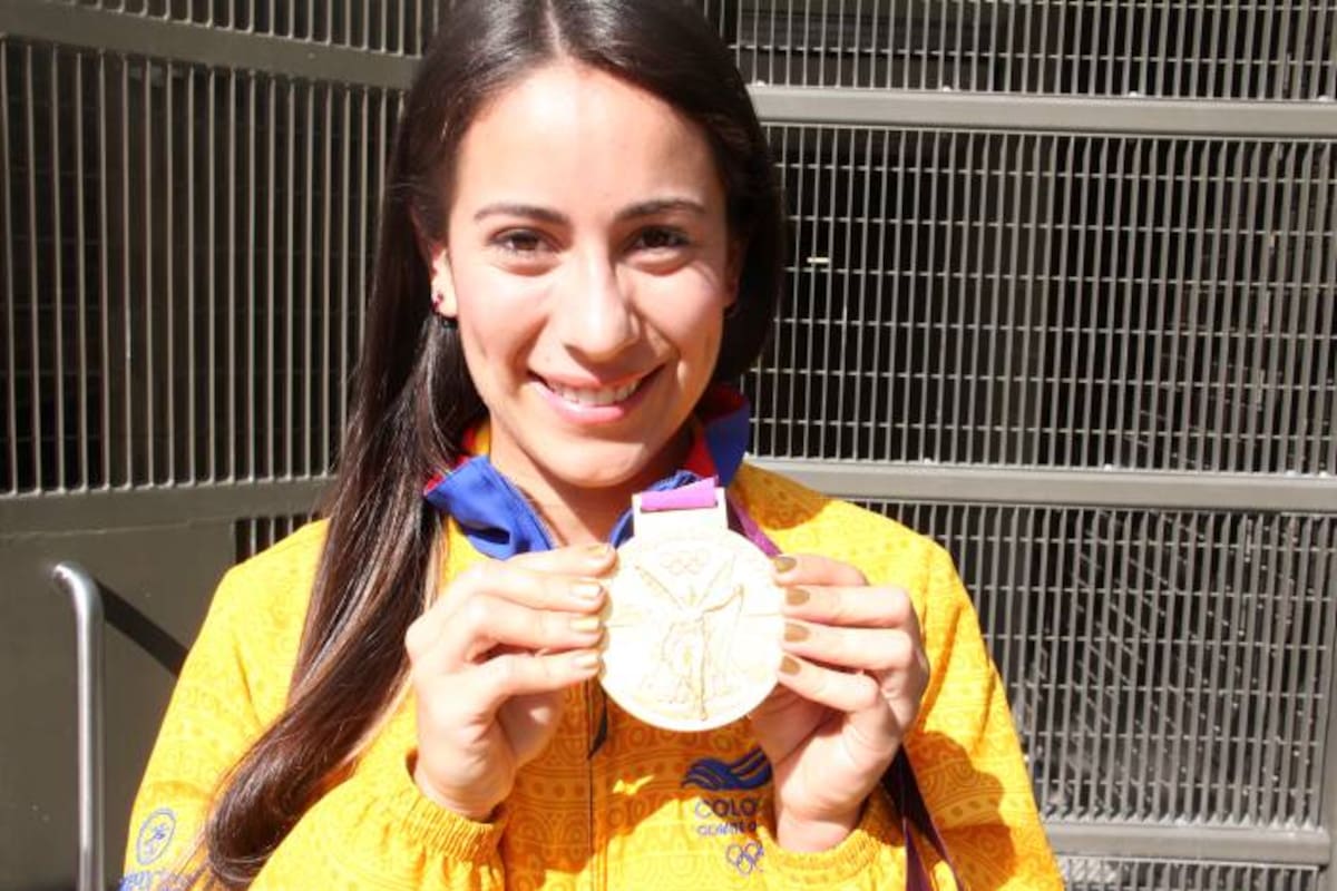 La bicicrosista Mariana Pajón luego de recibir la tan anhelada medalla de oro en los Juegos Olímpicos de Londres.(Colprensa - Comité Olímpico Colombiano)