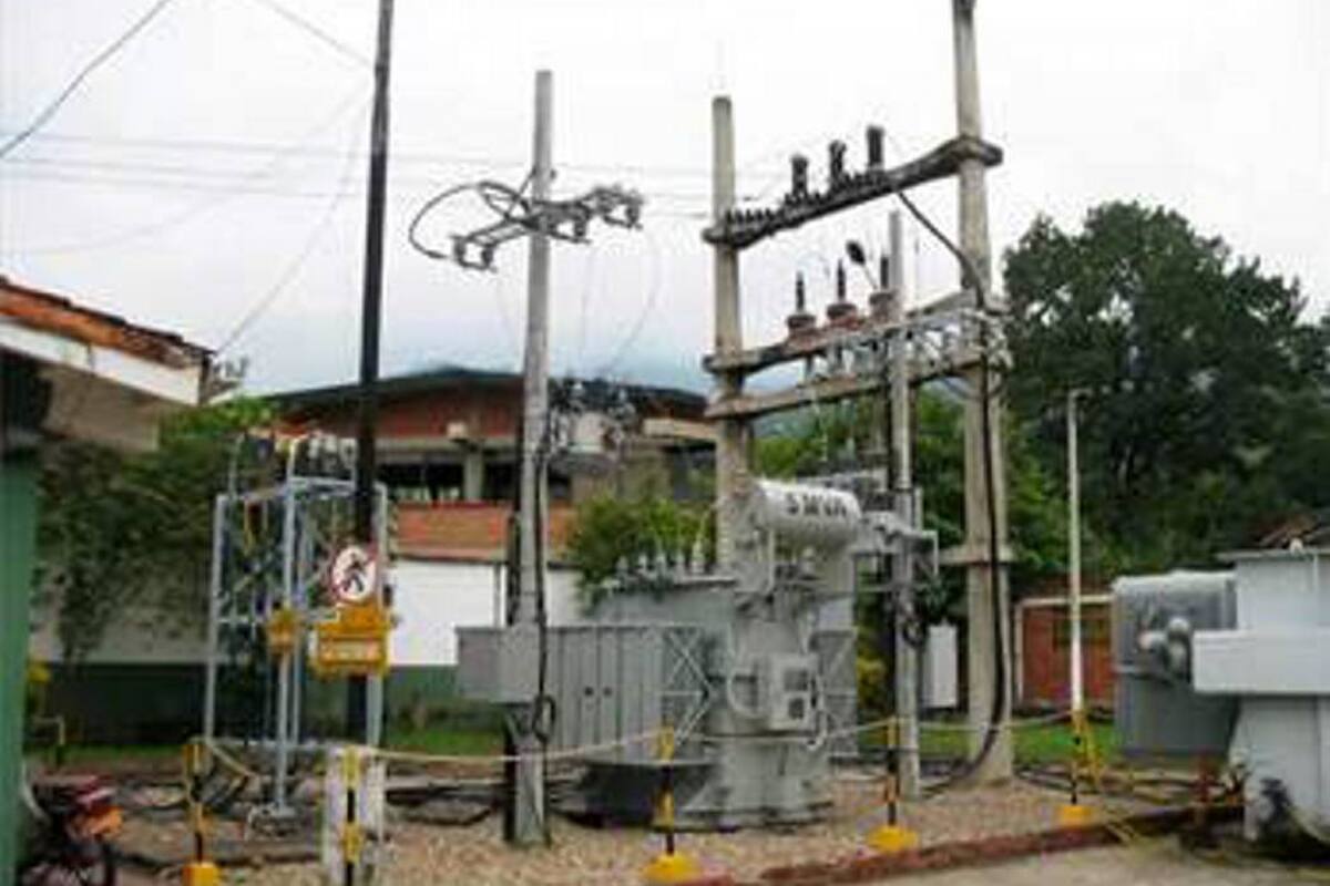Se realizan trabajos de mantenimiento en líneas de energía. Archivo/VANGUARDIA