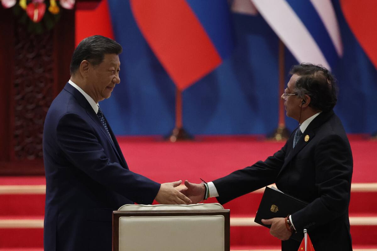 China promete importar más productos de Colombia: dice Xi a Petro. // Foto: EFE/EPA/ANDRES MARTINEZ CASARES.