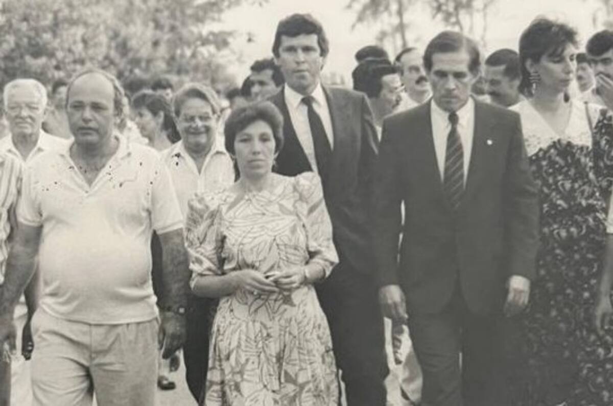 Foto captada en 1989 en el barrio Toledo Plata. A la izquierda aparece Jaime Orlando Ripoll Collazos, dirigente fallecido; tras una visita oficial al sector por parte del gabinete del entonces alcalde de Bucaramanga, Alberto Montoya Puyana. (Archivo / VANGUARDIA)