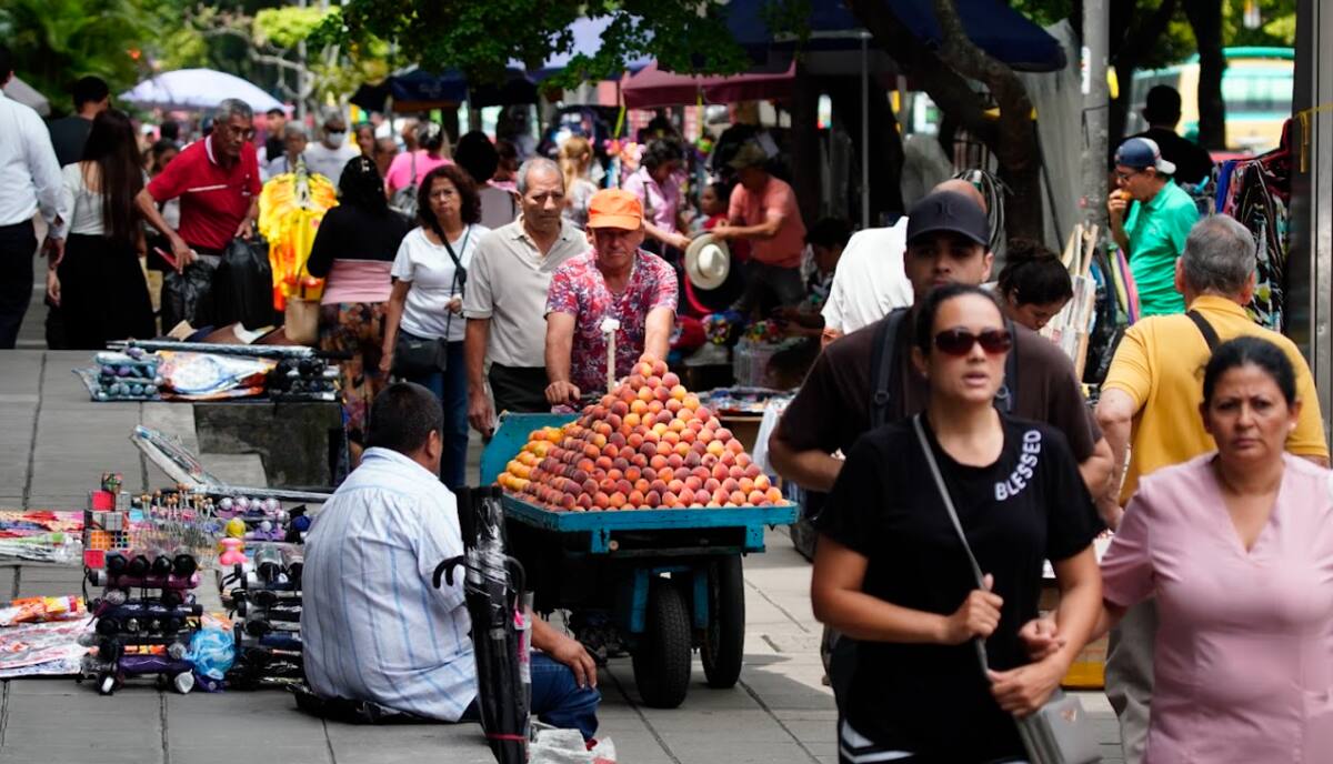 Comercio informal sobre la carrera 33. (Foto: Marco Valencia / VANGUARDIA)